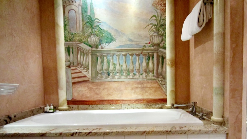 The bathrooms at the hotel das rübezahl have elaborate frescoes.