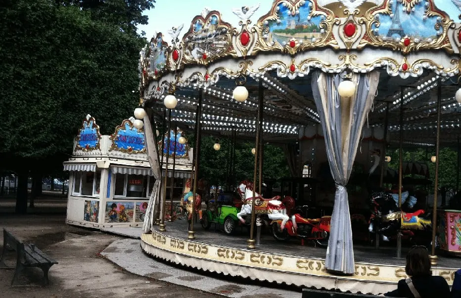 the carousel at the tuilleries garden