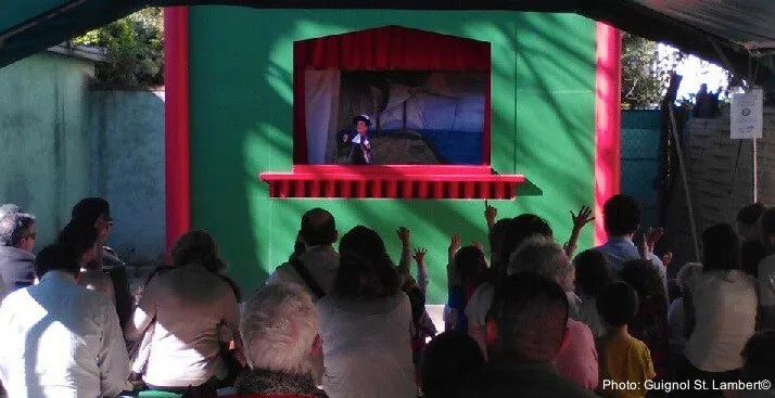 kids helping the king during a guignol puppet show in paris