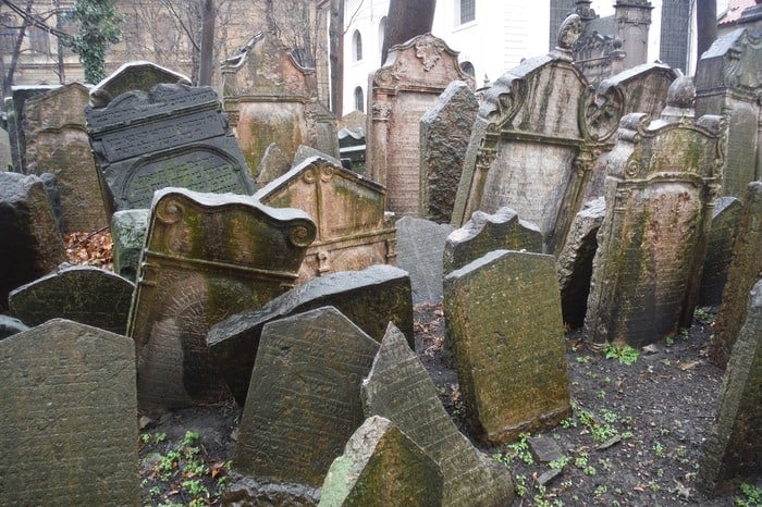 the crowded jewish cemetary in josefov
