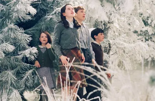 in the lion witch & the wardrobe, 4 children bring christmas and peace back to narnia