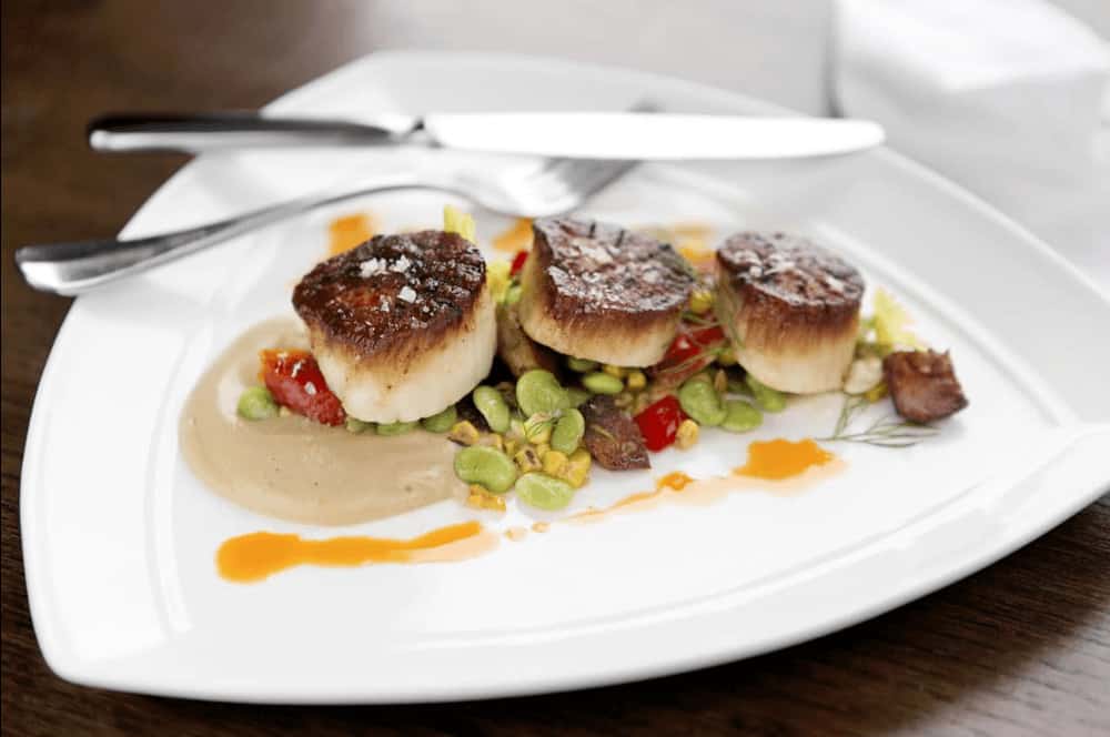 Casual dining at the sanderling