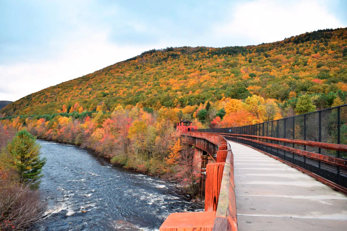 East-Coast Fall Foliage: 8 Phenomenal Kid-Friendly Locales: The best places to go leaf peeping and enjoy fall activities with kids + 8 unique places to stay