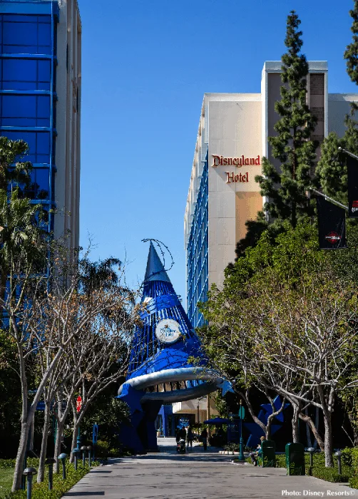 the entrance to the disneyland hotel, which celebrates walt disney and his ideas