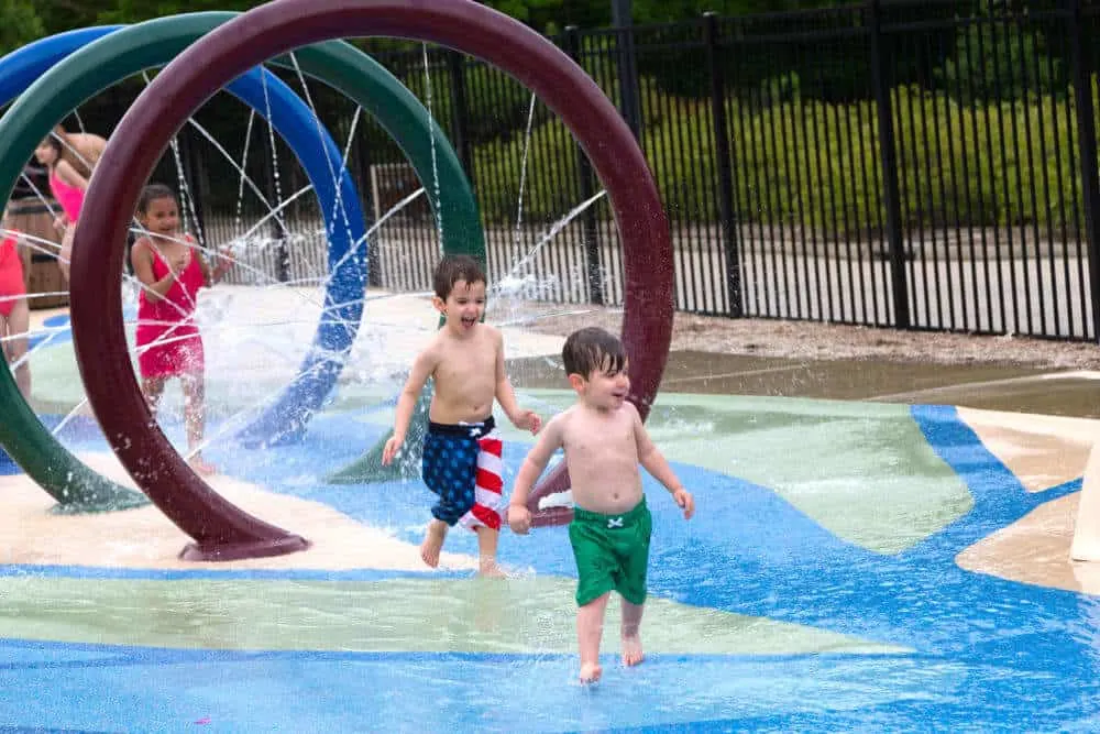 the woodlands hotel in virginia has a great pool and splash pad.