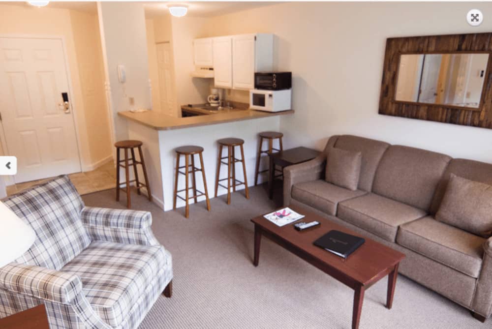 A living area in jiminy's all-suites country inn