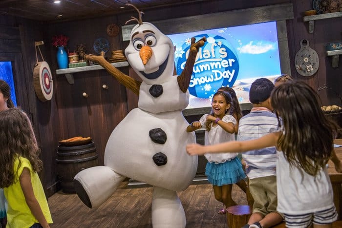 kids meet olaf in the oceaneers club. (matt stroshane, photographer)