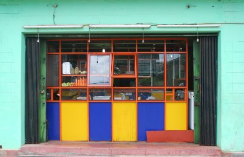 a food stall in cuba where you can expect to pay cash.