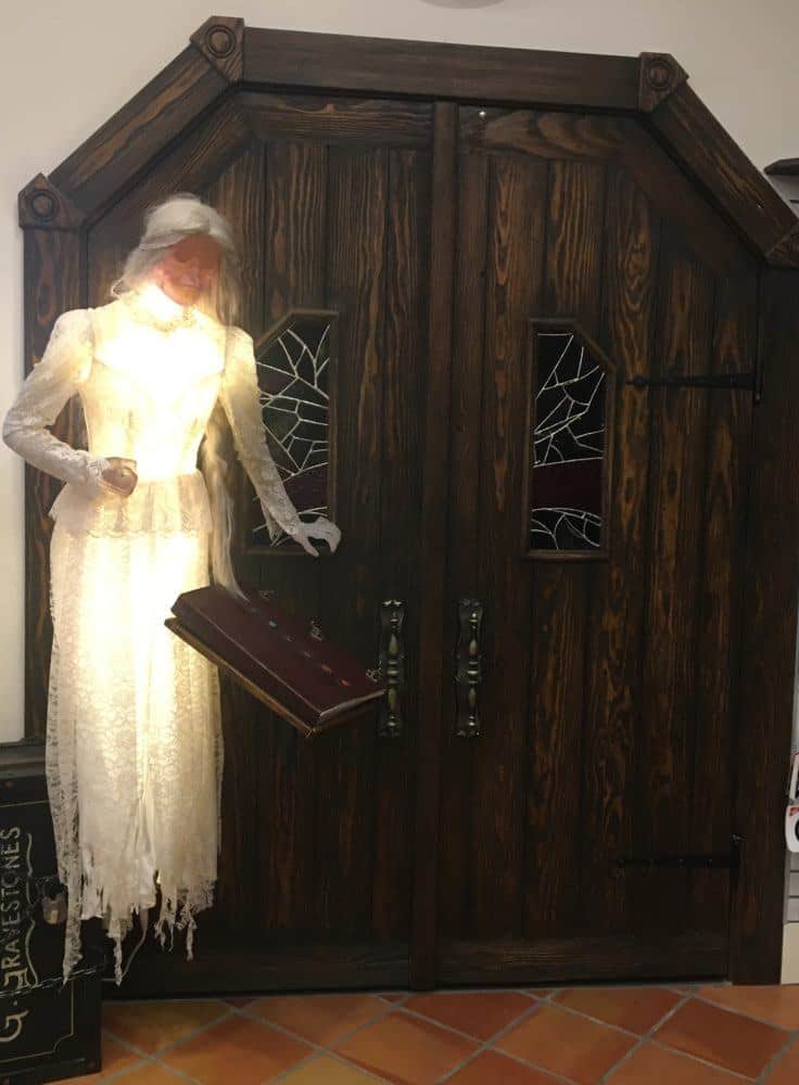 A floating lady welcomes people to the ghosts & gravestones tour