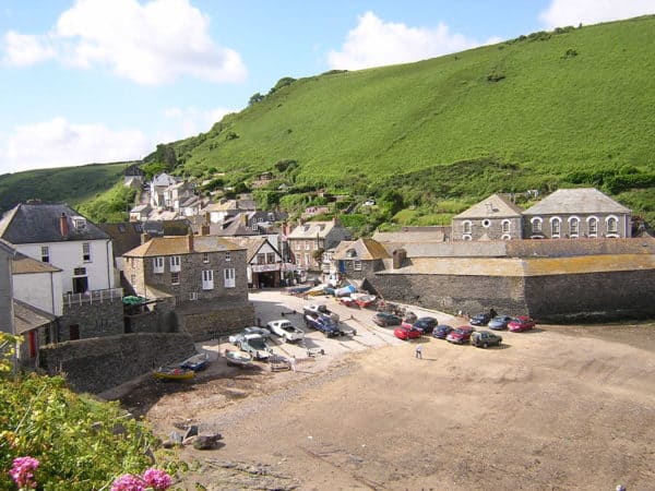 This seaside town in cornwall is the setting for doc martin.