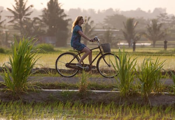 Julia roberts bikes through bali in eat pray love
