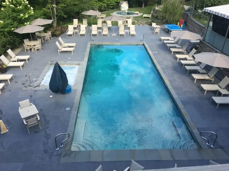 the green mountain inn has a good size pool with a nice deck, a hot tub and a kids' wading pool.