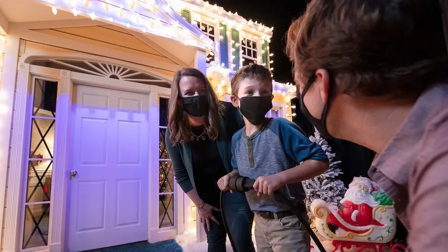 12 Hotels That Deck The Halls&Mdash;&Amp; Everything Else&Mdash;For Christmas a family steps in front of the mccallister's chicago home at a gaylord resort.