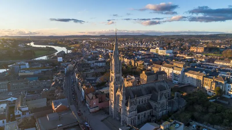 drogheda is a riverside town in the boyne valley with a large church spire. 