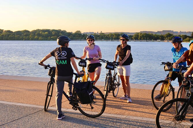 a biycle tour of the national mall monuments is a fun experience gift for active dads