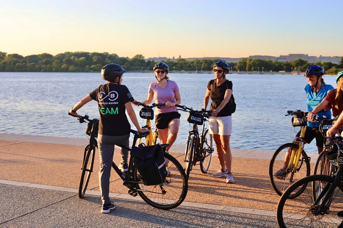 A biycle tour of the national mall monuments is a fun experience gift for active dads