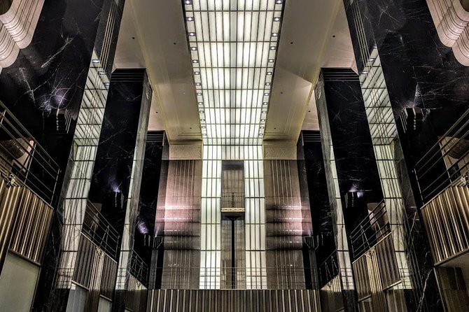 An architecture walking tour of chicago is a unique dad's day gift for history lovers.