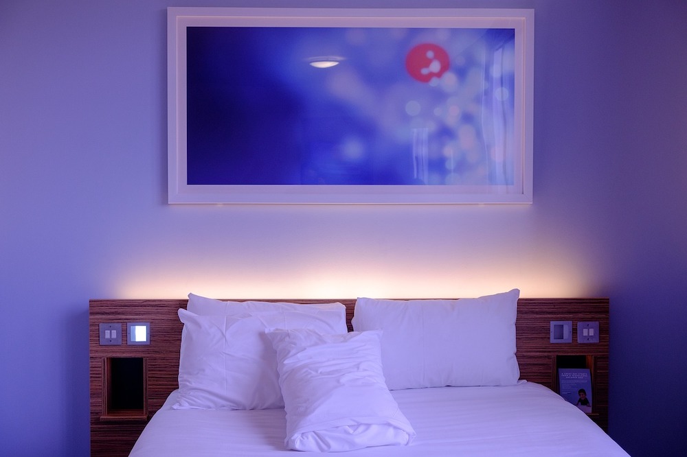 Arriving from a long-distance flight in the evening and going to bed soon after can help reset your internal clock and cure jetlag